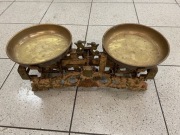 Zabytkowa waga szalkowa eksponat