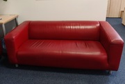 Skórzana sofa IKEA KLIPPAN 2-osobowa 180 cm czerwona – do biura lub salonu