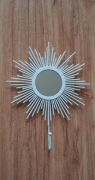 Metalowy ozdobny wieszak w kształcie słońca z lusterkiem wym 17x22cm
