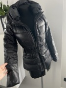 Super ciepła czarna kurtka z paskiem Zara 36 s jesień zima puchowa