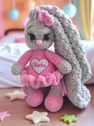 Maskotka Króliczka baletnica z imieniem wykonana na szydełku, 30 cm. 