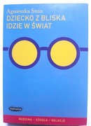 Dziecko z bliska idzie w świat