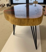 Stal wykonana z groszku, wypełniona żywicą