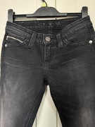 czarne Levi’s z przetarciami rozm. 26x30 push-up