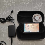 (PSP E1004) Sony PlayStation Portable [Gry, Zasilacz, Twarde etui, Folia]