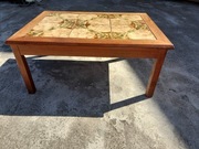 Stolik do kawy drewniany z ozdobnym blatem z płytek