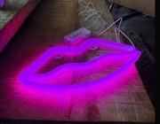 Neonowe Usta: Dodaj Uroku Twojemu Wnętrzu!