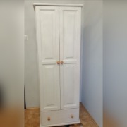 Biała sosnowa szafa