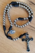Różaniec paracord czarny stal nierdzewna 10mm krzyż św. Benedykta 