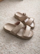 40 beżowe komfortowe klapki na wyższej podeszwie Pavement