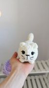 Biały kotek na szydełku handmade, dekoracja