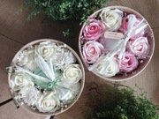 Box prezentowy, kwiaty mydlane i kula do kąpieli