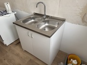 Szafka kuchenna ze zlewozmywakiem dwukomorowym i baterią