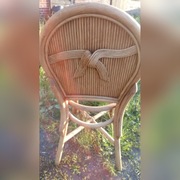 Krzesła rattanowe, stoły