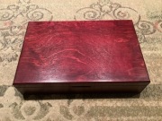 Duża kaseta na monety i 5 palet z kapslami