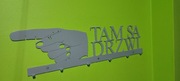 Wieszak metalowy stabilny 6 haczyków "Tam są drzwi"