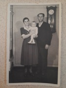 „Stare zdjęcia rodzinne PRL lata 50 vintage chrzest retro fotografia”