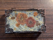 Szklana szkatułka z suszonymi kwiatami vintage – ozdobne pudełko retro