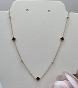 Celebrytka czarne lilijki.