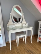 Biała toaletka ze szkłem 