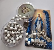 PREZENT RÓŻANIEC dla babci z magnesem Matka Boska Medjugorje.
