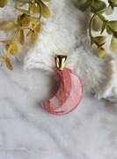 Marmurkowa zawieszka księżyc z gliny polimerowej w kolorze truskawkowym 