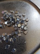 Ćwieki z diamencikami 0,5cm, 20 sztuk.