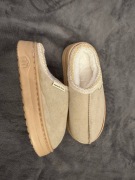 Damskie kapcie na platformie wzorowane UGG . Rozmiar 38-39. 260 mm