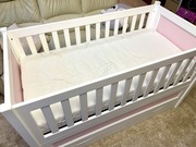 Łóżeczko niemowlęce drewniane NIZIO z przewijakiem + GRATIS