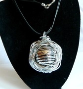 Srebrna kula w drucie, oryginalny wisior na rzemieniu, hand made