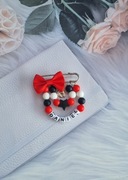 Przypinka , broszka do wózka z czerwoną kokardą