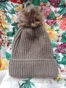 Czapka damska z pomponem 