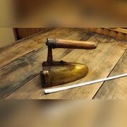 Stare rustykalne mosiężne żelasko