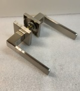 Klamka do drzwi z wspomaganiem nikiel chromowany Szyld Kwadratowy Quadrado 