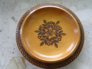 TALERZ GÓRALSKI DREWNIANY, PIĘKNIE ZDOBIONY, Z WBIJANYM MOSIĄDZEM