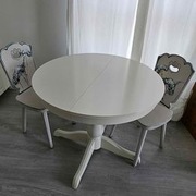 Dwa piękne drewniane, malowane krzesła.