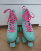 Sprzedam wrotki stan idealny rozmiar 38 w zestawie są żółte sznurówk. 