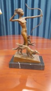 kobieta DIANA z psami rzeźba figura z brązu syg.