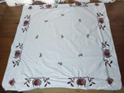Ręcznie haftowany obrusik 82x76