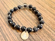 Bransoletka z czarnych kamieni z zawieszką „medytacja”