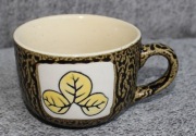 Kubek ceramiczny z motywem liści