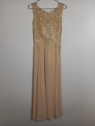  Długa sukienka w kolorze beżowym.