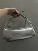 srebrna torebka na ramie