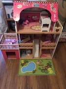 Domek drewniany dla lalek z zabawkami