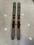 Narty Salomon QST Ripper z wiązaniami Salomon.