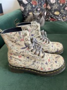 martensy, 8 dziurek, pawie i kwiaty