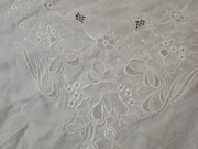 Śliczny lniany obrusik ręcznie haftowany 95x92