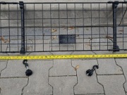 Kratka oddzielająca przestrzeń bagażnika.