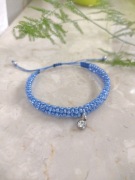 Bransoletka z niebieskimi koralikami farfalle i zawieszką - makrama