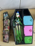 LALKA MONSTER HIGH GHULIA + stojak nie oryginalny 